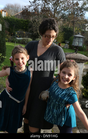 englischen Mutter 39 mit zwei Töchtern im Alter von 7 und 9 Stockfoto