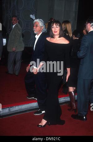 20. Dezember 2001 - K23578TR: 06.12.01.'' DIE ROYAL TENENBAUMS "FILM-PREMIERE IM EL CAPITAN THEATRE IN HOLLYWOOD, CA... ANJELICA HUSTON MIT ROBERT GRAHAM. TOM RODRIGUEZ / 2001 (Kredit-Bild: © Globe Photos/ZUMAPRESS.com) Stockfoto