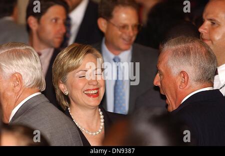 10. Juli 2002 - K25533AR: 7/9/02.CONFERENCE des Vereins für eine bessere NEW YORK mit Präsident GEORGE BUSH IN New York... SENATOR HILLARY RODHAM CLINTON. ANDREA RENAULT / 2002 (Kredit-Bild: © Globe Photos/ZUMAPRESS.com) Stockfoto