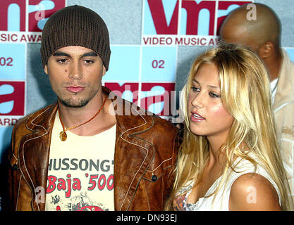 30. August 2002 - Enrique Iglesias + Anna Kournikova.MTV Video Musik Awards.Radio City Music Hall, New York, USA, 8/29. Alec Michael.Â© 2002.K26027AM SD0829 (Kredit-Bild: © Globe Photos/ZUMAPRESS.com) Stockfoto