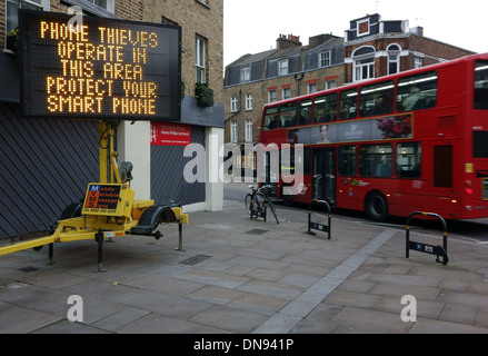 Telefon-Sicherheitsmeldung auf tragbaren Schild in London Straße Stockfoto