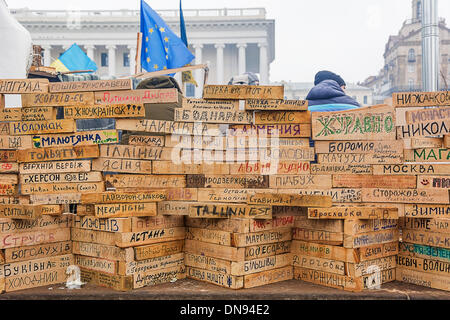 Kiew, Ukraine. 19. Dezember 2013. Massenprotest in der Ukraine. Symbolische Mauer aus hölzernen Maschinenbordbüchern Demonstranten versammelten sich in Kiew. Namen der Städte, wo Demonstranten schriftliche auf den Tafeln Credit kamen: GERR Sergieiev/Alamy Live News Stockfoto