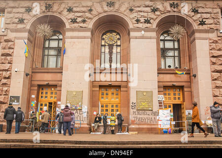 Kiew, Ukraine. 19. Dezember 2013. Massenprotest gegen den prorussischen Ukrainer Lauf Ministerkabinett der Ukraine. Rathaus erfasst Demonstranten. Bildnachweis: GERR Sergieiev/Alamy Live-Nachrichten Stockfoto