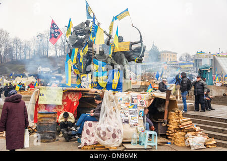 Kiew, Ukraine. 19. Dezember 2013. Massenprotest gegen den prorussischen Ukrainer Lauf in Kiew.  Demonstranten bereit, draußen zu bleiben, bis ihre Forderungen erfüllt werden. Bildnachweis: GERR Sergieiev/Alamy Live-Nachrichten Stockfoto