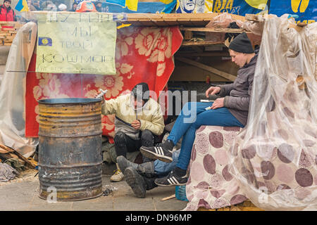 Kiew, Ukraine. 19. Dezember 2013. Massenprotest gegen den prorussischen Ukrainer Lauf in Kiew.  Demonstranten bereit, draußen zu bleiben, bis ihre Forderungen erfüllt werden. Bildnachweis: GERR Sergieiev/Alamy Live-Nachrichten Stockfoto