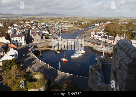 Blick auf Castletown Hafen von den Zinnen der Burg Rushen, Isle Of Man Stockfoto