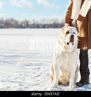 Mann und zentralen asiatischen Hirten gehen im See Stockfoto