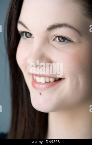 Ziemlich junges Mädchen mit einem Labret-Chin-piercing. Stockfoto