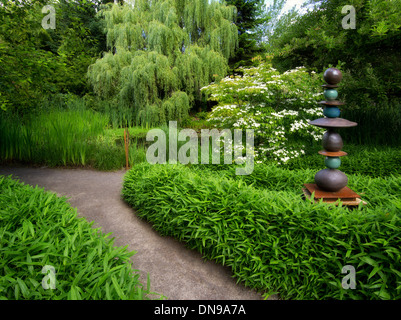 Weg im Garten in der Nähe von Teich mit blühender Hartriegel Baum. Hughes Wassergarten, Oregon Stockfoto