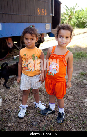 Zwei junge kubanische Kinder im Alter von Mädchen im Alter von 5 Jahren, Trinidad, Kuba, Karibik-Lateinamerika Stockfoto