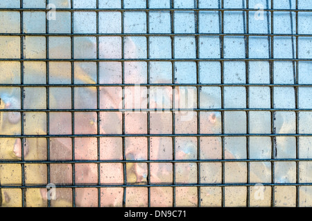 Metallgitter mit Spiegelung Oberfläche im Hintergrund, Stockfoto