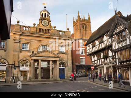 Historische Gebäude in der Broad Street in dem Land Ludlow, Shropshire, UK. Die Kirche St. Laurence im Hintergrund. Stockfoto