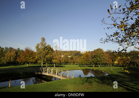 Sundridge Park Golfclub - Blick auf Teich neben 6. Green auf der East Course mit bunten Herbst Bäume Bromley Kent England Stockfoto