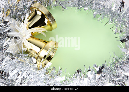 Knusprig goldene Glocken und Dekorationen Silber Band können Weihnachten und Neujahr. Stockfoto