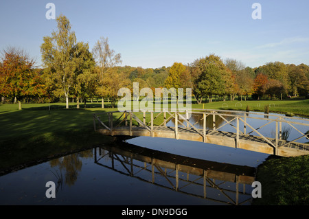 Sundridge Park Golfclub - Blick auf Teich neben 6. Green auf der East Course mit bunten Herbst Bäume Bromley Kent England Stockfoto