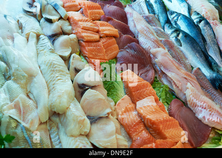 Frische mediterrane Fisch-Filet am Meer Essen Marktstand zum Verkauf in Provence, Frankreich Stockfoto