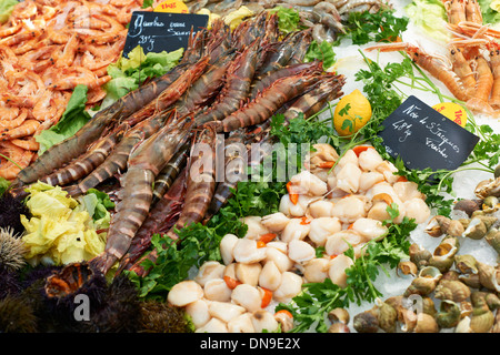 Frisch und gebackene Garnelen und Muscheln am Fischmarkt stall für Verkauf in Provence, Frankreich Stockfoto