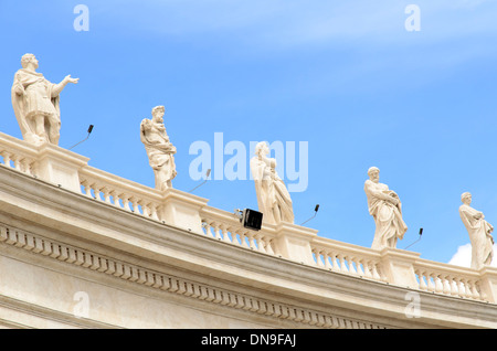 Statue über der Kolonnade in dem Petersplatz von Bernini Gelehrten - Rom, Italien Stockfoto