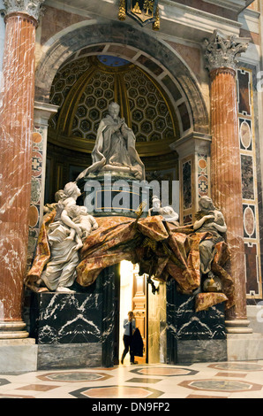 Denkmal von Alexander VII von Bernini in der Basilika des Heiligen Petrus - Rom, Italien Stockfoto