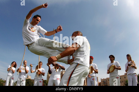 Menschen Sie darstellenden Capoeira in einem Park auf der spanischen Insel Mallorca, Spanien. Stockfoto