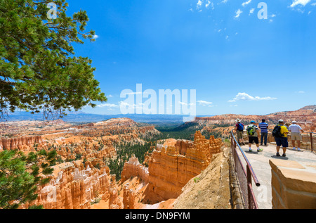 Touristen an einem Aussichtspunkt am Sunset Point, Bryce Amphitheater, Bryce-Canyon-Nationalpark, Utah, USA Stockfoto