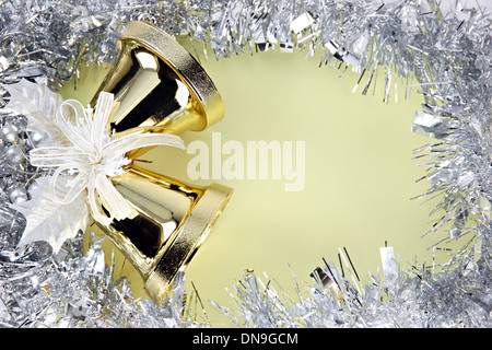 Knusprig goldene Glocken und Dekorationen Silber Band können Weihnachten und Neujahr. Stockfoto