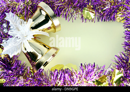 Knusprig goldene Glocken und Dekorationen Menüband können Weihnachten und Neujahr. Stockfoto