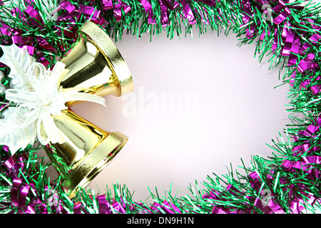 Knusprig goldene Glocken und Dekorationen grüner Multifunktionsleiste können sie Weihnachten und Neujahr. Stockfoto