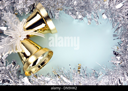 Knusprig goldene Glocken und Dekorationen Silber Band können Weihnachten und Neujahr. Stockfoto