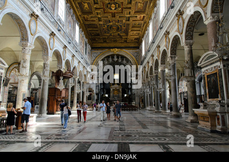 Innenraum der Basilika von Santa Maria der Altar des Himmels (Basilica di Santa Maria in Aracoeli) - Rom, Italien Stockfoto