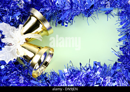 Knusprig goldene Glocken und Dekorationen Menüband können Weihnachten und Neujahr. Stockfoto
