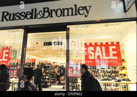 Oxford Street, London, UK. 20. Dezember 2013. Verkauf Zeichen im Fenster Schuhgeschäft Russell & Bromley, die heute den Verkauf startet. Bildnachweis: Matthew Chattle/Alamy Live-Nachrichten Stockfoto