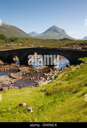 Sligachan Brücke mit Marsco Berg in Hintergrund, Isle Of Skye, Schottland, Großbritannien Stockfoto