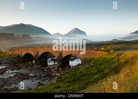 Sligachan Brücke mit Marsco Berg in Hintergrund, Isle Of Skye, Schottland, Großbritannien Stockfoto