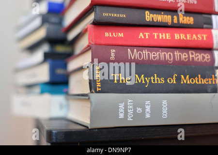 Ein Stapel von akademischen Büchern über mütterliche und Rennen. Stockfoto