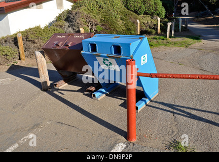 Müll und Recycling Container am Baker Beach in San Francisco Stockfoto