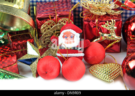 Santa Puppe und Zubehör Dekoration Weihnachten oder Silvester. Stockfoto