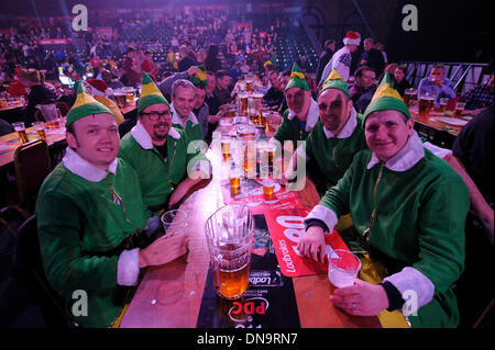 London, UK. 20. Dezember 2013. Dart-Fans warten auf die Aktion bei der Ladbrokes World Darts Championships von Alexandra Palace. Bildnachweis: Aktion Plus Sport/Alamy Live-Nachrichten Stockfoto