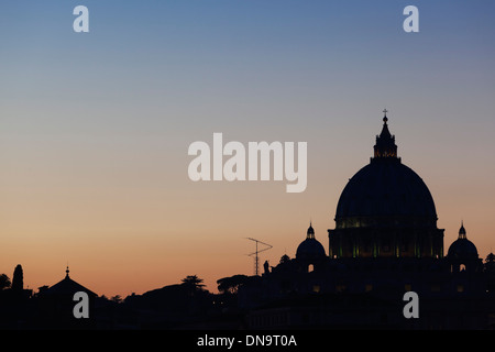 Blick auf St. Peter's, Petersdom und dem Vatikan aus Ponte Umberto ich in der Abenddämmerung, Rom, Latium, Italien Stockfoto