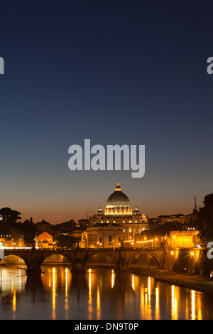 Blick auf St. Peter's, Petersdom und dem Vatikan aus Ponte Umberto ich in der Abenddämmerung, Rom, Latium, Italien Stockfoto