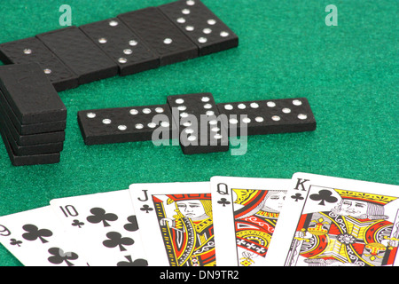 Ein Bild zeigt das Konzept der Risiko und Erfolg mit Spielkarten und Dominosteine Stockfoto