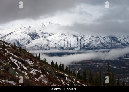 Sicht von Snowy getrübt Philip Smith Berge aus dem Endicott-Sortiment auf den Middle Fork Koyakuk-Fluss und den Dalton Highway Wiseman Alaska USA Stockfoto