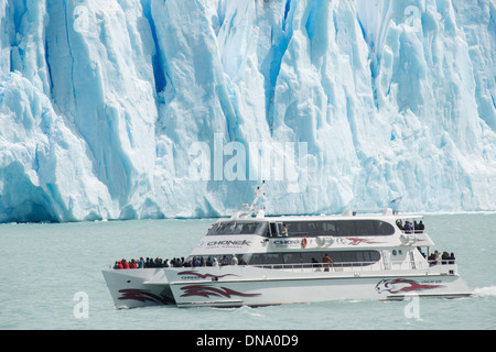 Perito Moreno Gletscher Los Glaciares Nationalpark Argentinien Ausflugsschiff vorbei Gletscher Stockfoto