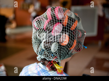Frauen in vielen farbigen Rollen am Kopf Stockfoto