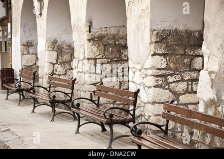 Reihe von dekorativen Bänke in Kazimierz Dolny Stockfoto