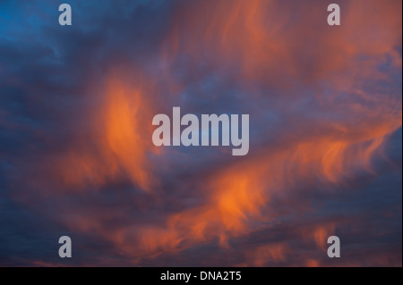 orangefarbenes Licht auf Cirruswolken und blauer Himmel Stockfoto