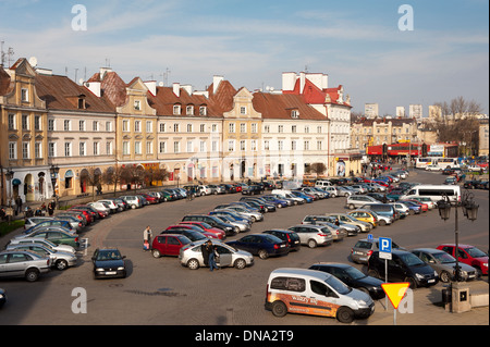 Viele Autos auf dem Hof Parkplatz geparkt Stockfoto