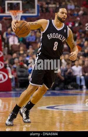 Philadelphia, Pennsylvania, USA. 20. Dezember 2013. Brooklyn Nets Point guard Deron Williams (8) in Aktion während des NBA-Spiels zwischen der Brooklyn Nets und die Philadelphia 76ers im Wells Fargo Center in Philadelphia, Pennsylvania. (Christopher Szagola/Cal Sport Media) Bildnachweis: Csm/Alamy Live-Nachrichten Stockfoto