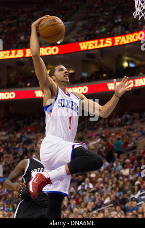 Philadelphia, Pennsylvania, USA. 20. Dezember 2013. Philadelphia 76ers Point Guard Michael Carter-Williams (1) steigt für die Dunk während des NBA-Spiels zwischen der Brooklyn Nets und die Philadelphia 76ers im Wells Fargo Center in Philadelphia, Pennsylvania. (Christopher Szagola/Cal Sport Media) Bildnachweis: Csm/Alamy Live-Nachrichten Stockfoto