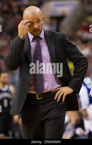 Philadelphia, Pennsylvania, USA. 20. Dezember 2013. Brooklyn Nets Cheftrainer Jason Kidd streckt seinen Kopf während des NBA-Spiels zwischen der Brooklyn Nets und die Philadelphia 76ers im Wells Fargo Center in Philadelphia, Pennsylvania. (Christopher Szagola/Cal Sport Media) Bildnachweis: Csm/Alamy Live-Nachrichten Stockfoto